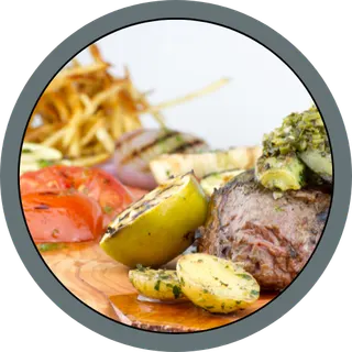 Presentación cuidada de un plato de restaurante para impulsar las ventas.
