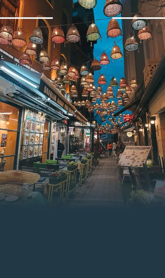 Calle estrecha con varios restaurantes seguidos, sus terrazas y sus cartas expuestas.