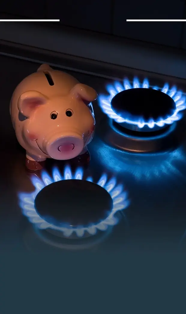 Hucha con forma de cerdito junto a los fuegos encendidos de una cocina.