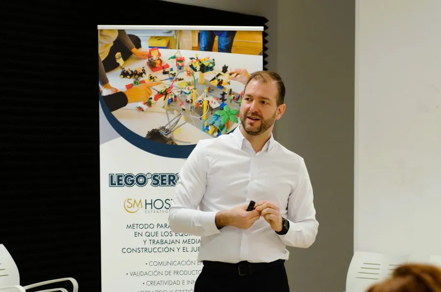 Jordi Maroñas, facilitador certificado, durante un taller LEGO® SERIOUS PLAY® para un equipo de hostelería.