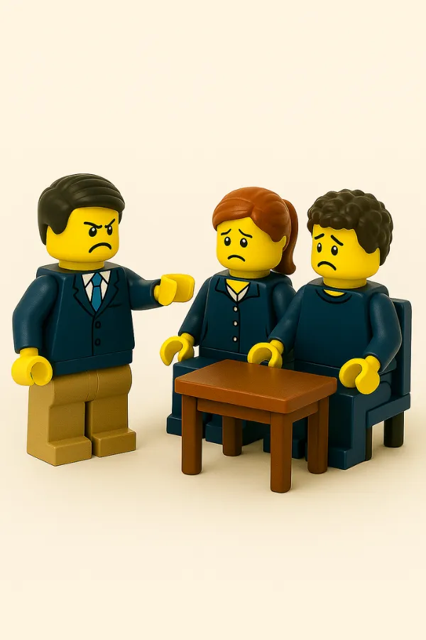 Figura de líder autoritario frente a empleados preocupados en entorno LEGO® SERIOUS PLAY®, representación de mal liderazgo en hostelería.